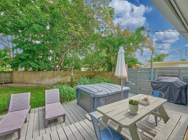 Building Photo - 801 NE 15th St