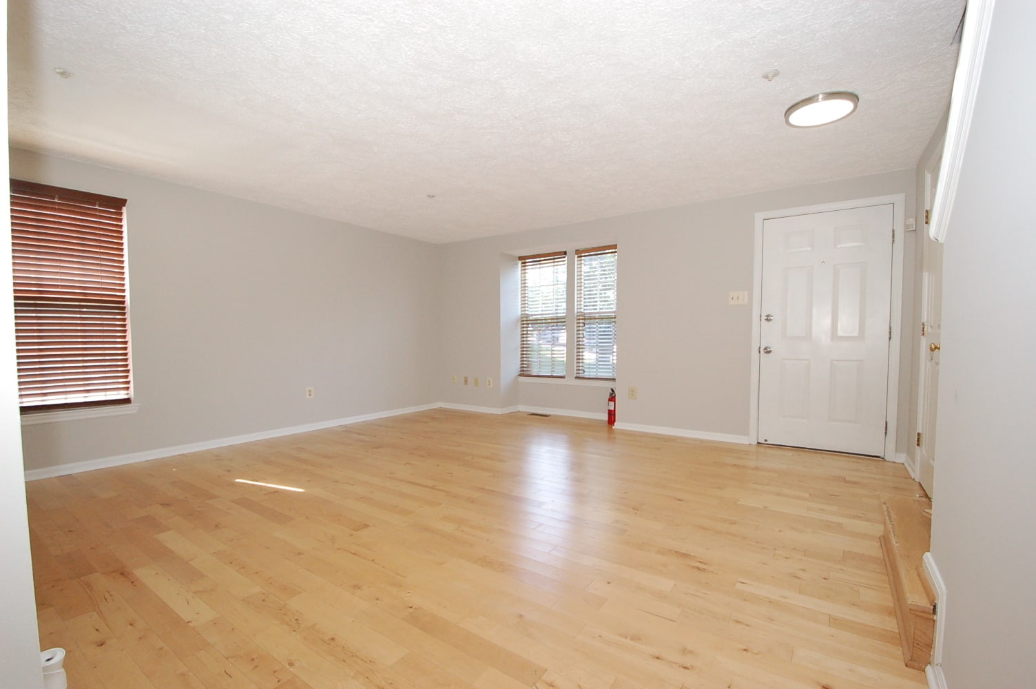 First floor living room -- 1 - 8916 Pembrook Woods