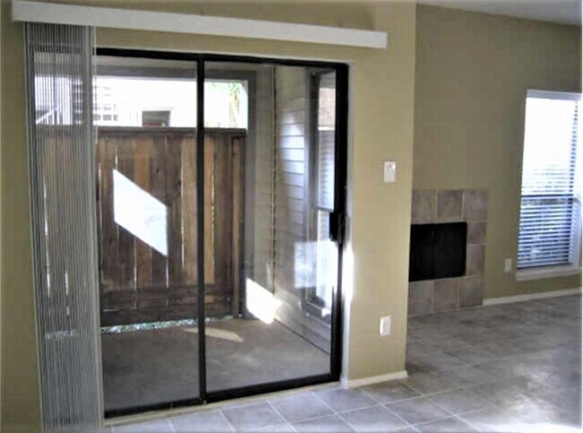 Building Photo - 2025 Augusta Dr