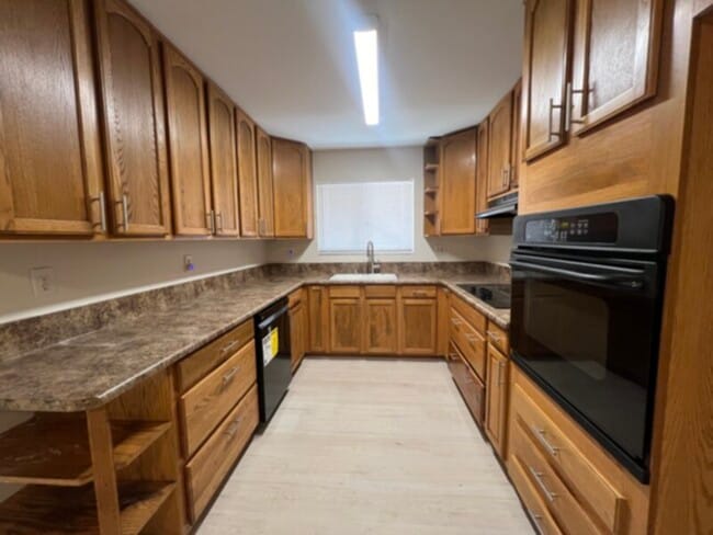 Building Photo - Charming 3 Bedroom, 2 Bathroom Single Family Home with Two Car Garage and Backyard!