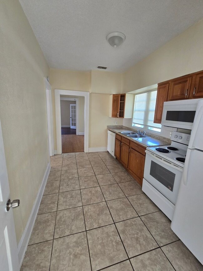 Building Photo - Nice 2 Bedroom & Large extra room that you...