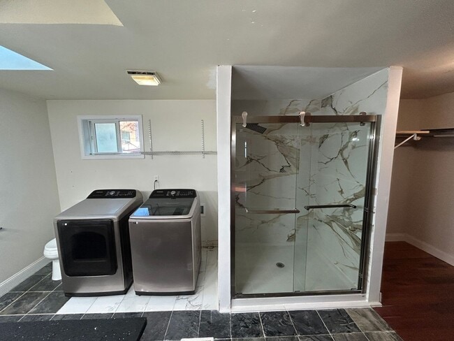Building Photo - 3 bed/ 2 bath Two Story House overlooking ...