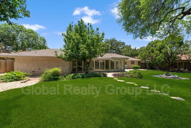 Building Photo - 425 Crestwood Dr