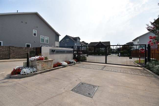 Building Photo - 10914 Brambling Wood Dr