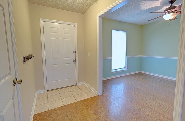 Building Photo - 948 Wedgewood Way