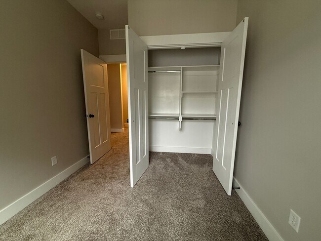 Building Photo - 690 S Saturn Ave