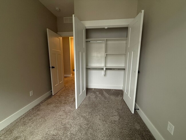 Building Photo - 694 S Saturn Ave