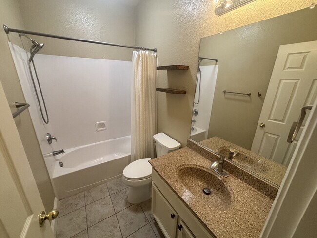 Building Photo - Available Now: 3 bed 2 bath home in Roseville