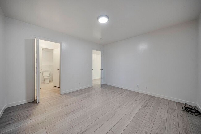 Building Photo - Ground Level 2 Bedroom 2 Bathroom Condo- Gated Murray Community