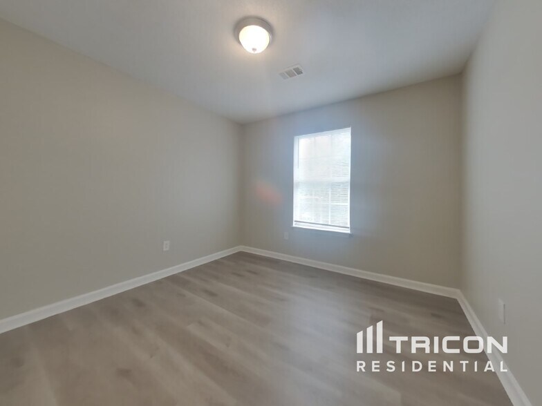 Building Photo - 5665 Chrys St