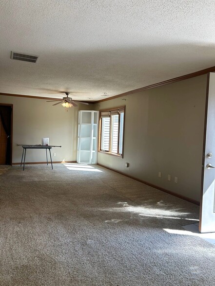 Family room - 10929 Lincoln Hwy E