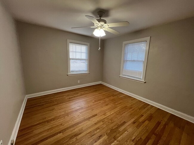 Building Photo - Updated 3+ Bedroom Brick Bungalow in Brentwood!