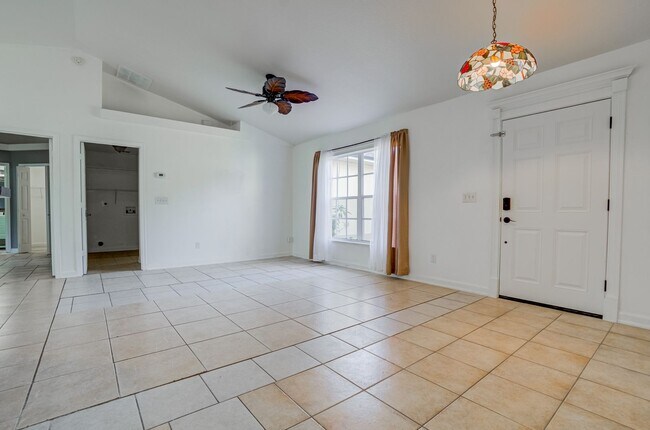 Building Photo - Very Nice 3/2 Home w/ Fenced Yard in St. Cloud with Bonus Room