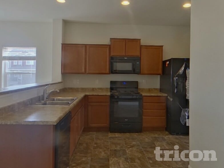 Building Photo - 6585 Kearsarge Dr