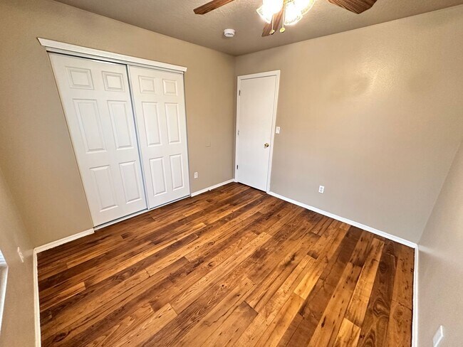 Building Photo - 3 Bedroom 2 Bathroom with 2 Car Garage