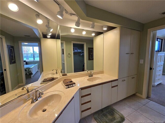 Building Photo - 6041 SE Landing Way