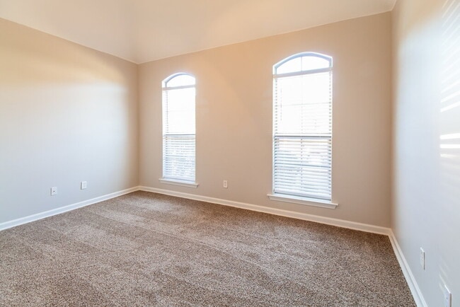 Building Photo - 6213 Arlington Ln