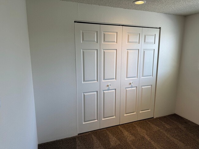 Building Photo - 2 Bedroom Duplex in Springfield