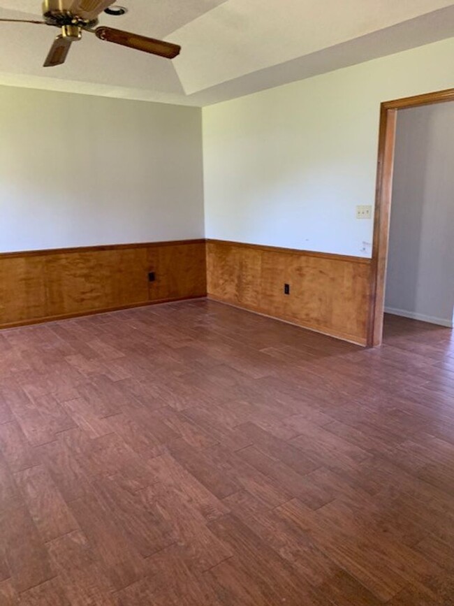 Building Photo - Cozy 3 Bed 2 Bath Available in April! Appl...