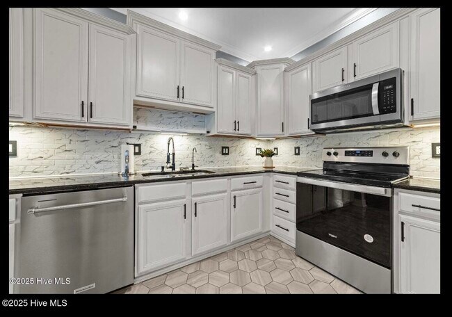 Building Photo - 1625 Brook Hollow Dr