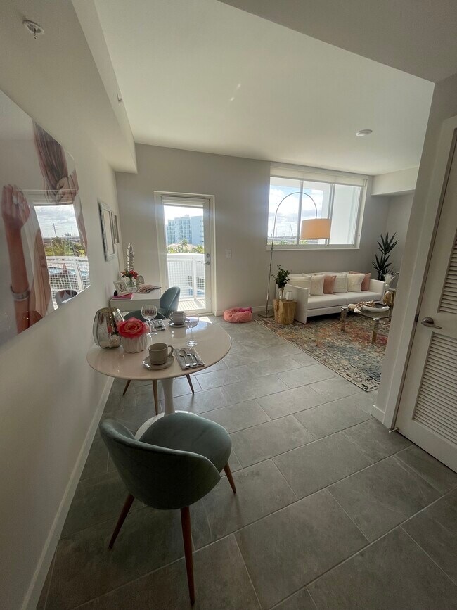 Building Photo - 710 SE 22nd St