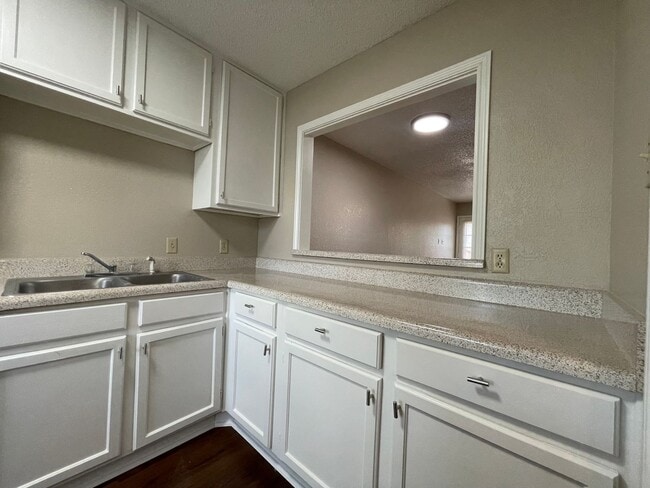 Building Photo - AVAILABLE NOW 2 BEDROOM 1.5 BATH TOWNHOME ...