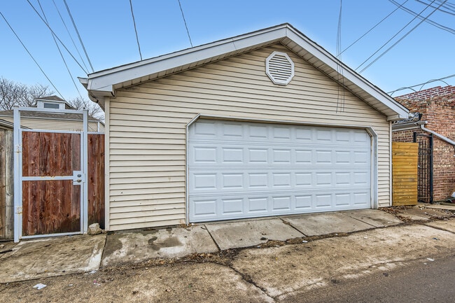 Building Photo - 6112 S Kilbourn Ave