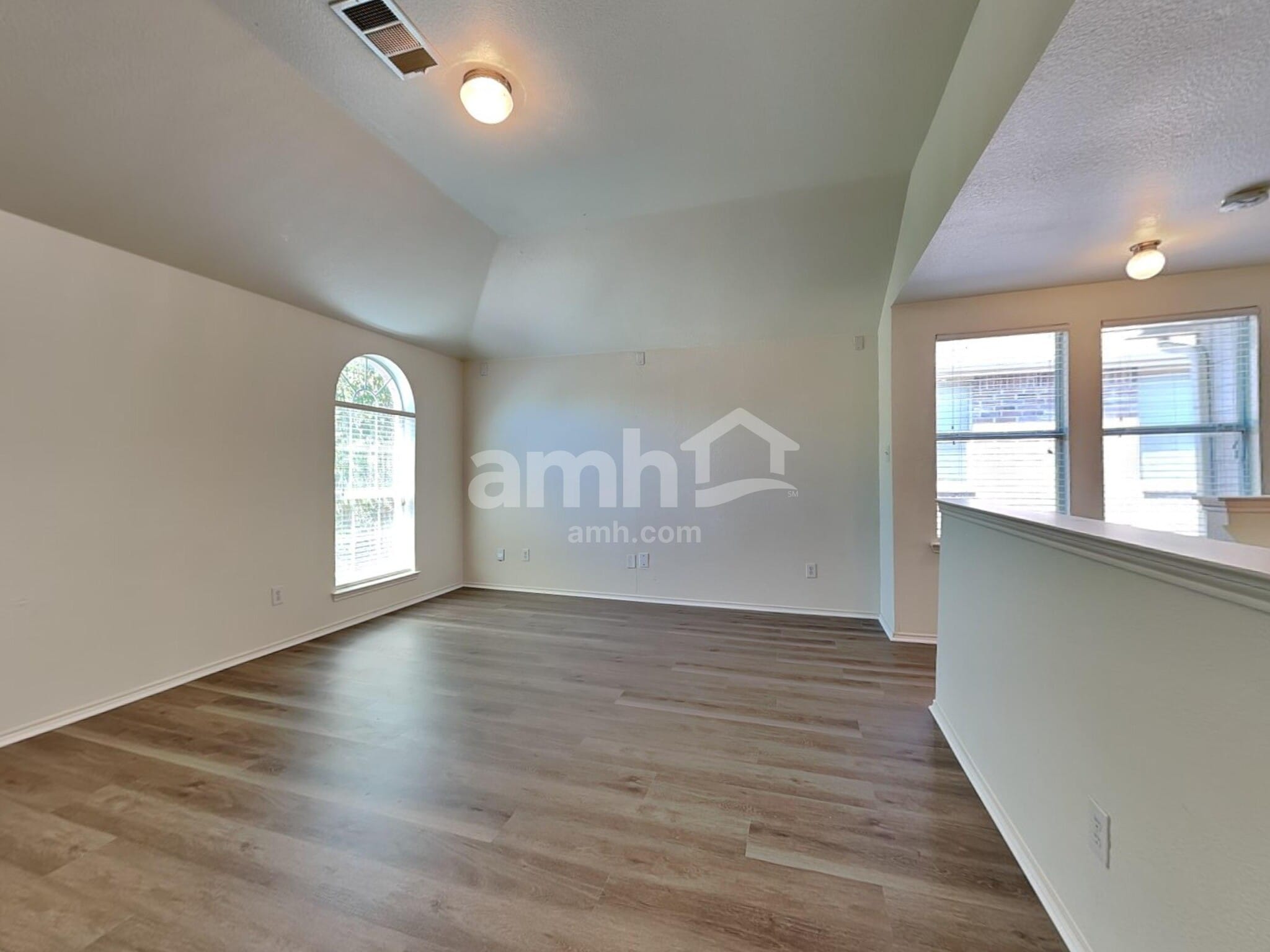 Building Photo - 10624 Cochron Dr