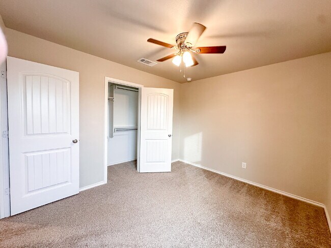 Building Photo - 3/2/2 Home in Windstone!