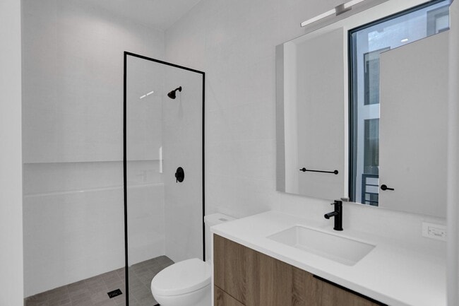 Building Photo - Gorgeous New Townhouse on the Beach