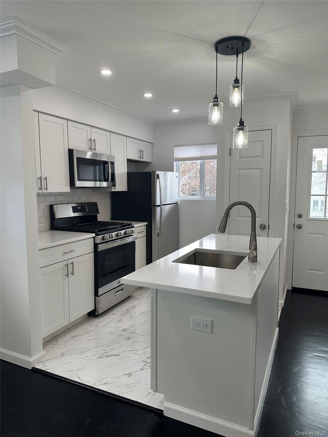 Primary Photo - 8 Central Dr