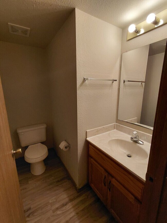 Building Photo - 24910 Scenic Dr