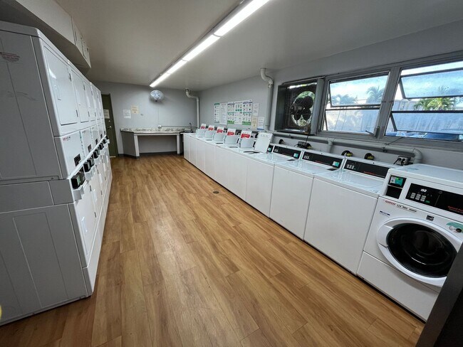 Building Photo - Pearl Ridge Gardens & Tower (Aiea) - 1 bedroom, 1 parking, swimming pool, and AC