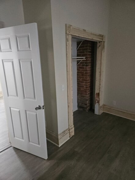 2nd bedroom w/ large closet - 728 S 15th St