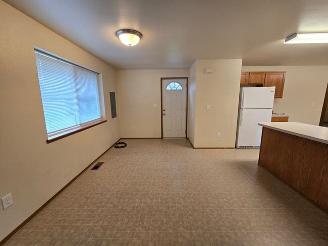 Building Photo - 3 Bedroom, 2 Bathroom House, Available Now!!!