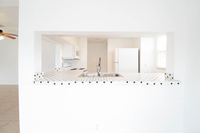 Building Photo - 275 Mango Dr