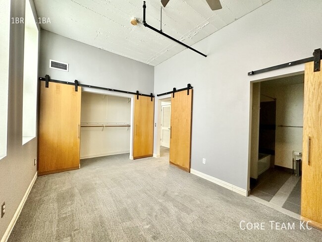 Building Photo - 1 Bed + Den Condo + Garage Parking For Ren...