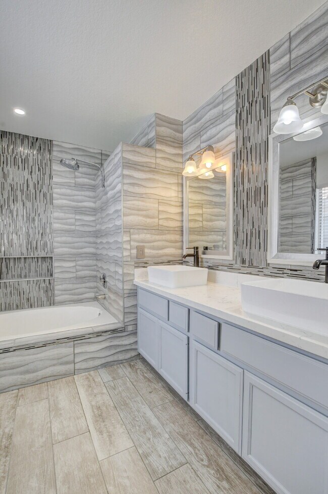 Building Photo - Recently Remodeled 3 Bedroom 2 Bathroom Town House
