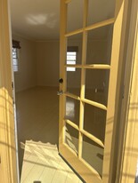 Building Photo - 702 Palm Dr