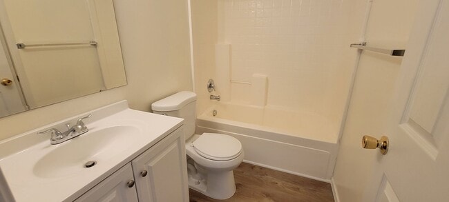 Building Photo - Remodeled 3 Bedroom