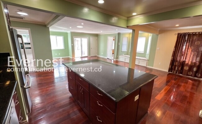 Building Photo - 4 Bed/3 Bath Home with Fenced Yard & Garage / Available Now!