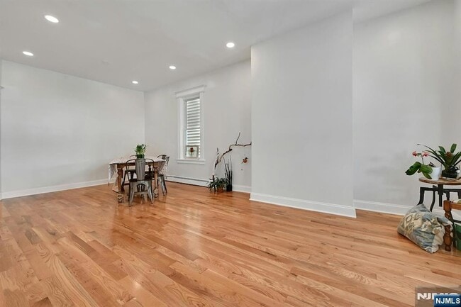 Building Photo - 158 Edgar St