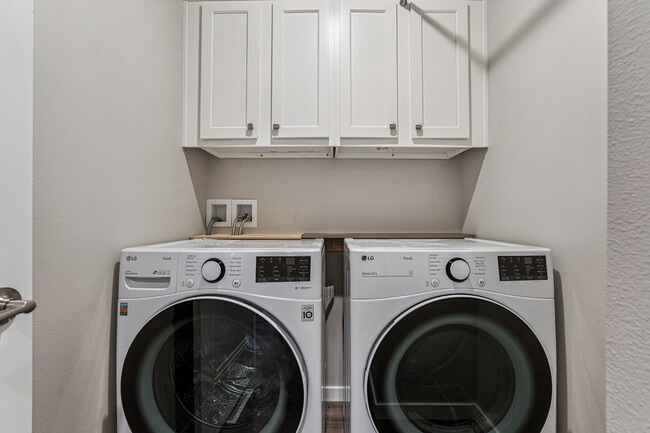 Building Photo - 785 River Bnd Ln