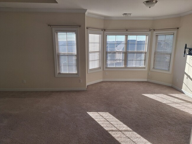 Building Photo - MARCH MOVE IN SPECIAL - $300 off FIRST FUL...