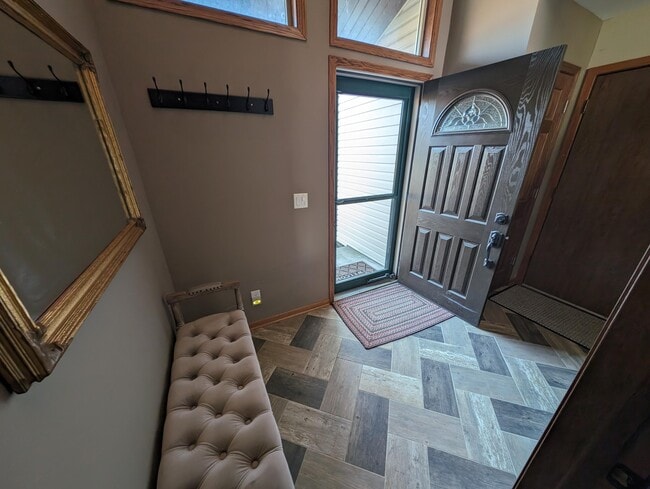 Building Photo - 607 Tamarack Dr W