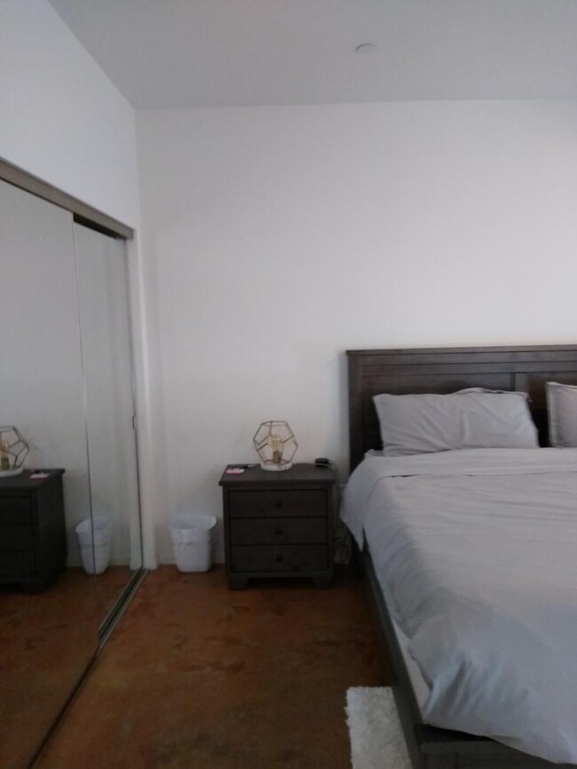 Building Photo - 1 bedroom in Los Angeles CA 90057