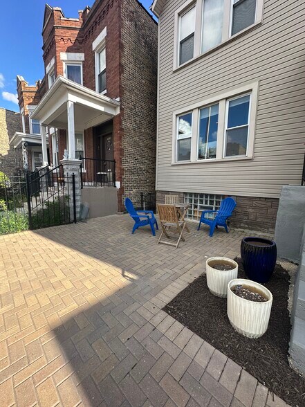 Front Private Patio - 3643 W Diversey Ave