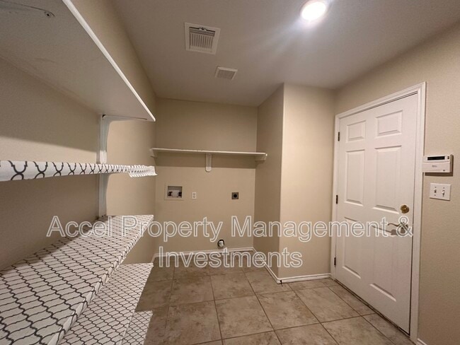 Building Photo - 819 Briarwood Dr