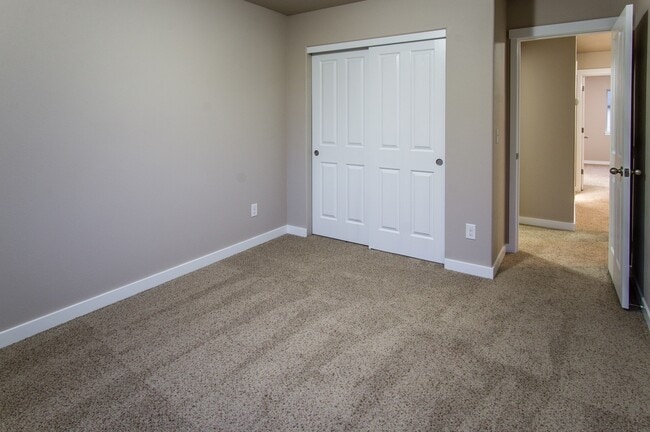 Building Photo - 5917 NE 71st Ct