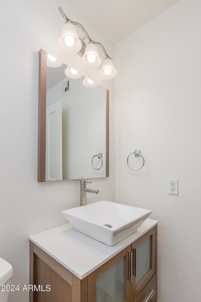 Building Photo - 5101 N Casa Blanca Dr
